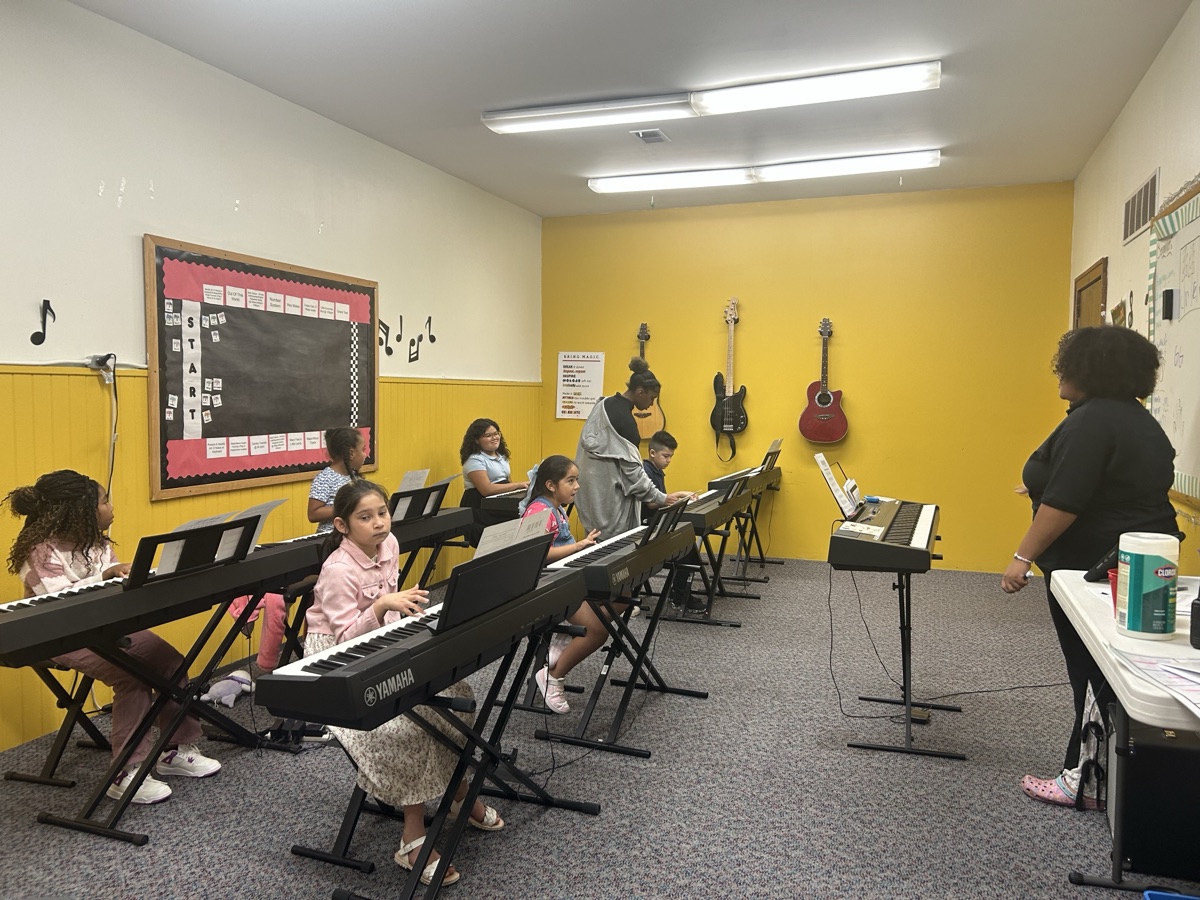 Students learning piano in keyboard class
